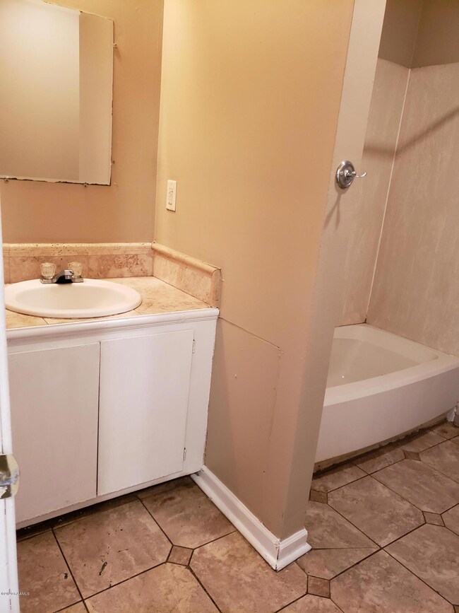 415 Vieux Orleans Hall bath 2