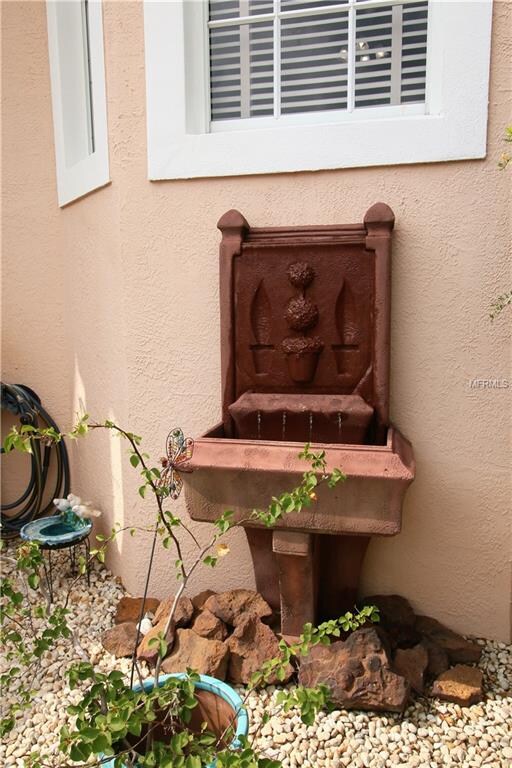 Beautiful water fountain - Front