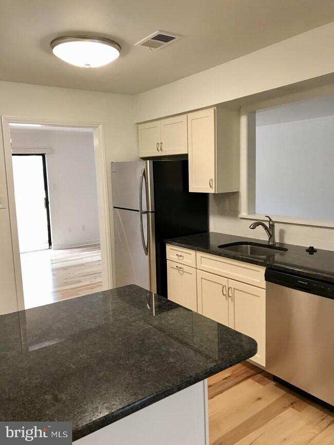 69 Oak Knoll Dr unit I69, Berwyn, PA 19312 - photo 4