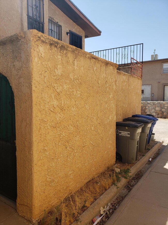 10632 Cuatro Vistas Dr unit D, El Paso, TX 79935 - photo 2