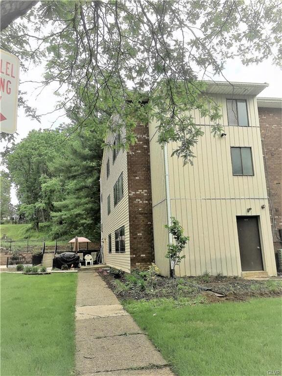 1549 Creekside Rd unit B32, Whitehall, PA 18052 - photo 2