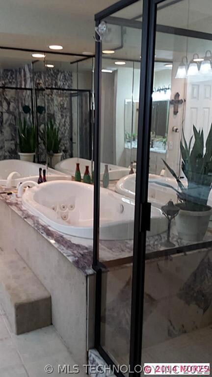 Marble or granite walls and counters, increditble