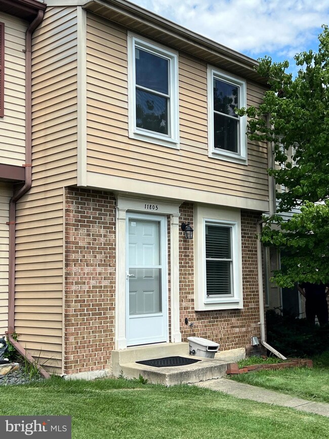 11805 Ashbrook Ct, Germantown, MD 20876 - photo 2