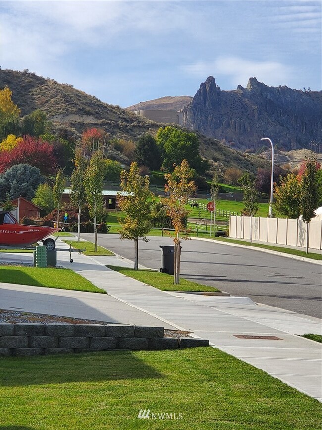544 Circle St, Wenatchee, WA 98801 - photo 2