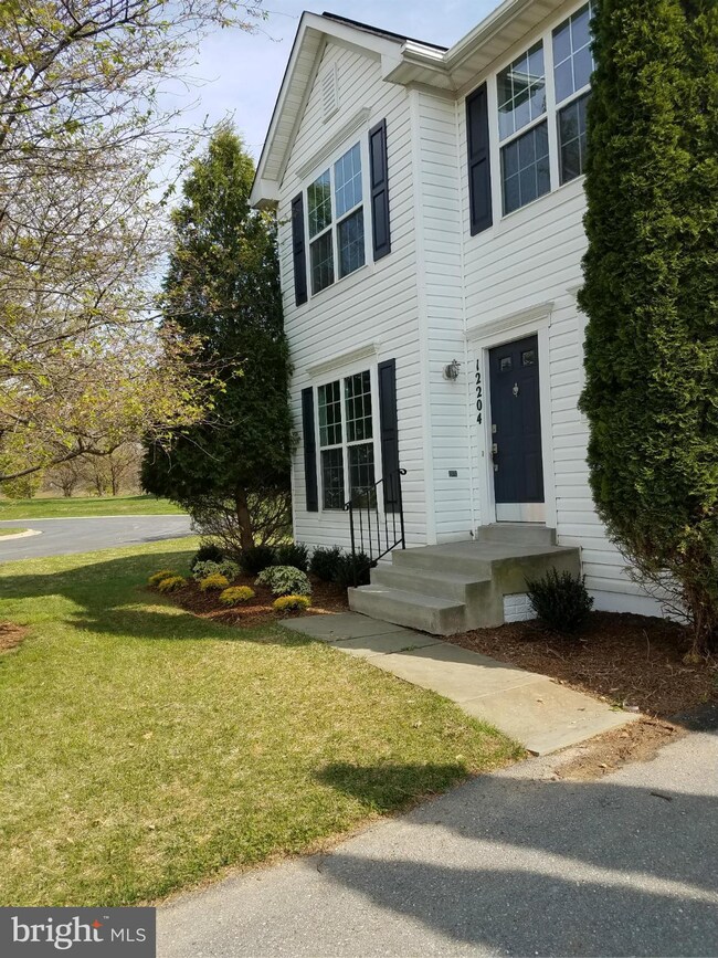 12204 Emerald Way, Germantown, MD 20876 - photo 4