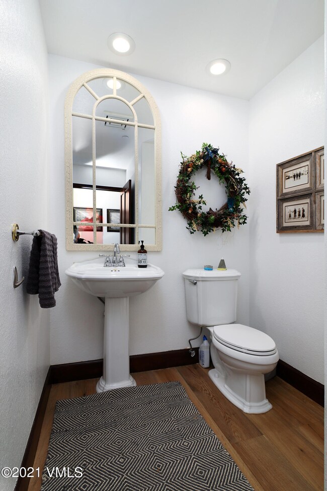 sprucetree_lodge_401_powderoom