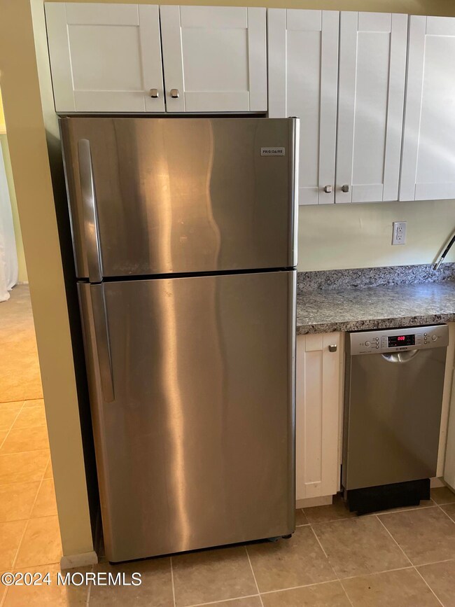 Refrigerator and dishwasher