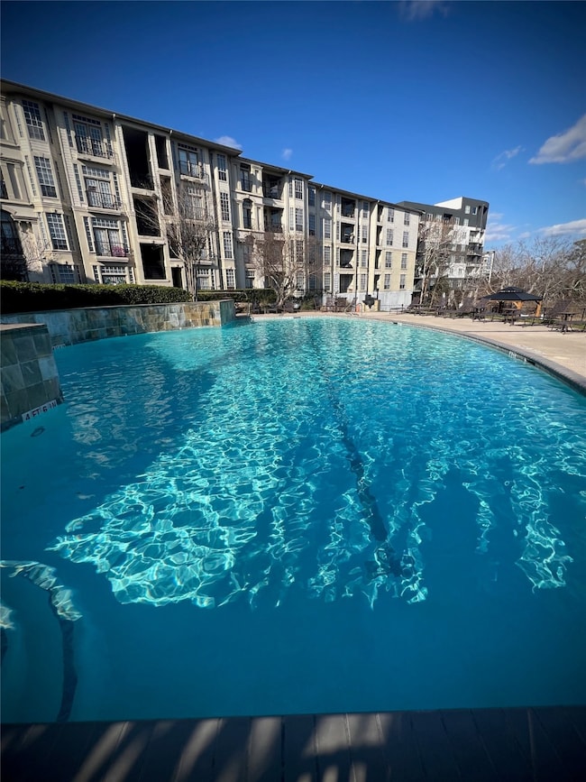 This beautiful townhouse comes with a gorgeous res