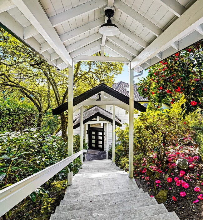 8084 Avalon Dr, Mercer Island, WA 98040 - photo 2