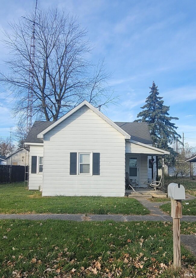 928 W Race St, Portland, IN 47371 - photo 2