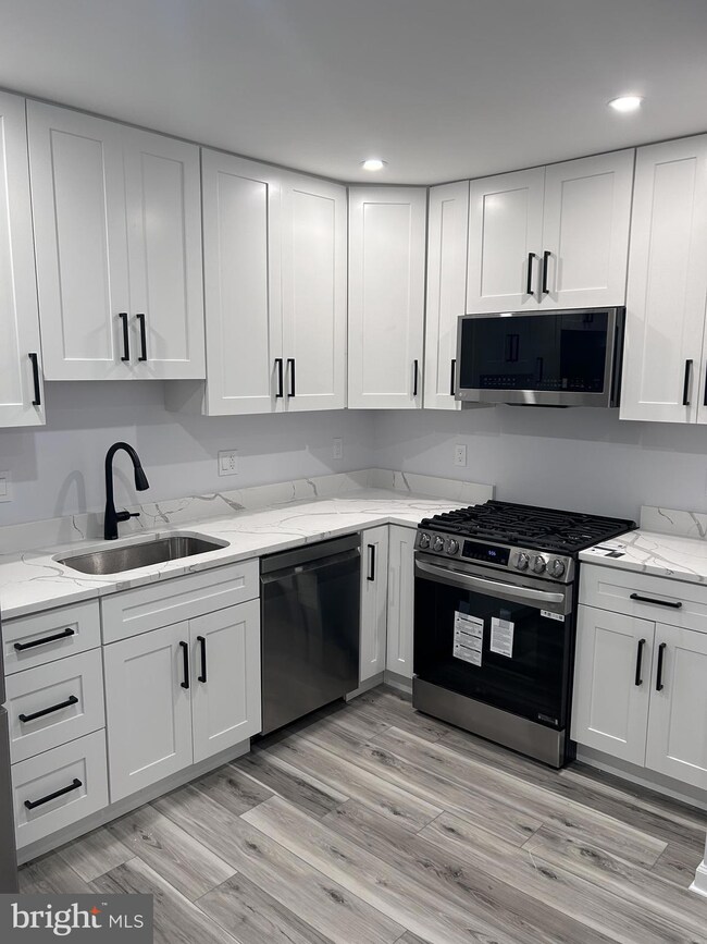 Fairfax West Condos
Fairfax West Condos
107 unit 204, Fairfax, VA 22030 - photo 2