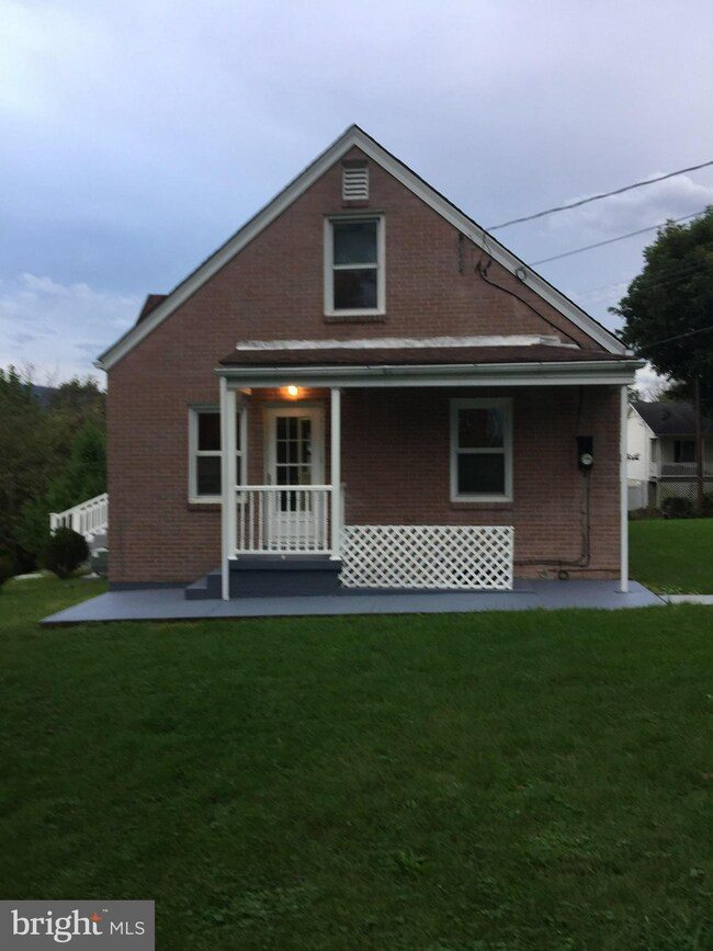 309 Mineral St, Strasburg, VA 22657 - photo 2