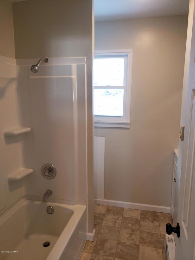 307 Adams Dr unit 202, Sciota, PA 18354 - photo 7