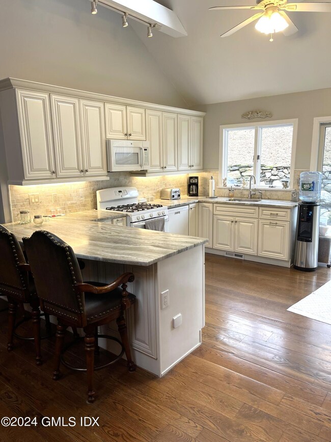 37 Center Dr, Old Greenwich, CT 06870 - photo 4