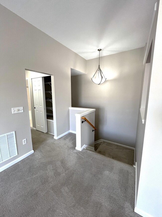 3925 Crestside LR toward the steps