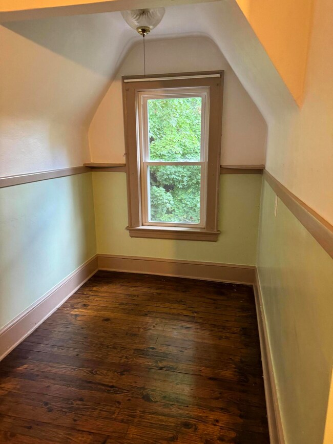 Apt A - Upstairs Breakfast Nook