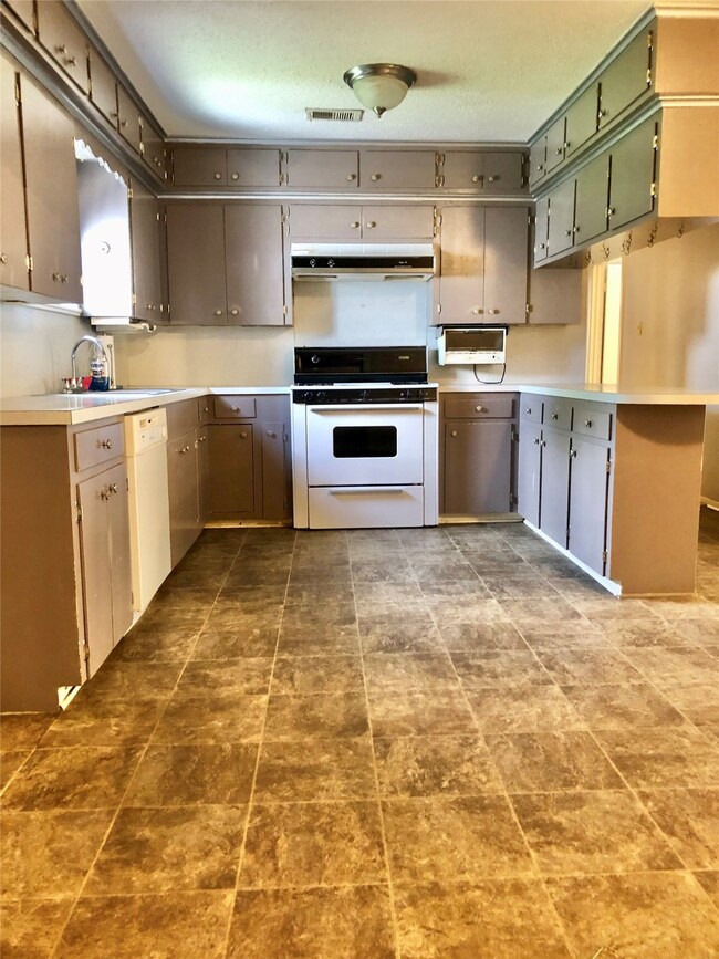 101 Cedarvale Rd, Bay City, TX 77414 - photo 6