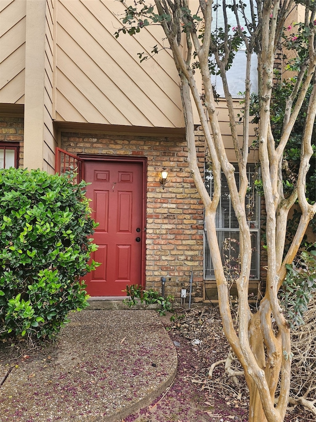 3303 W Greenridge Dr unit 7, Houston, TX 77057 - photo 2