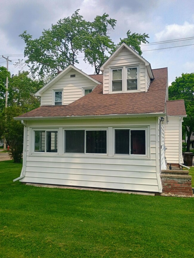 315 Spring St, Big Rapids, MI 49307 - photo 2
