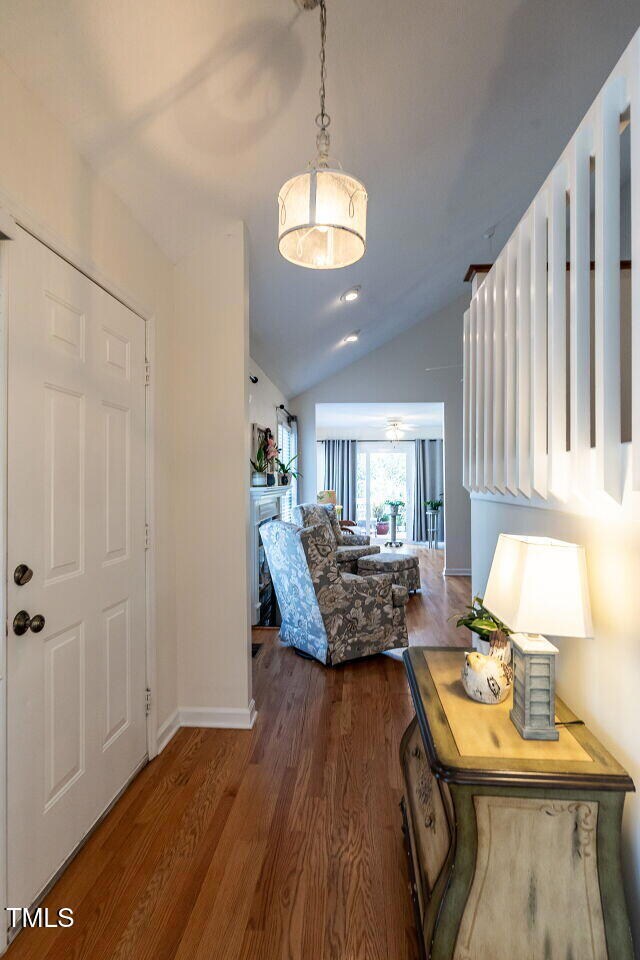 005-1280x960-foyer