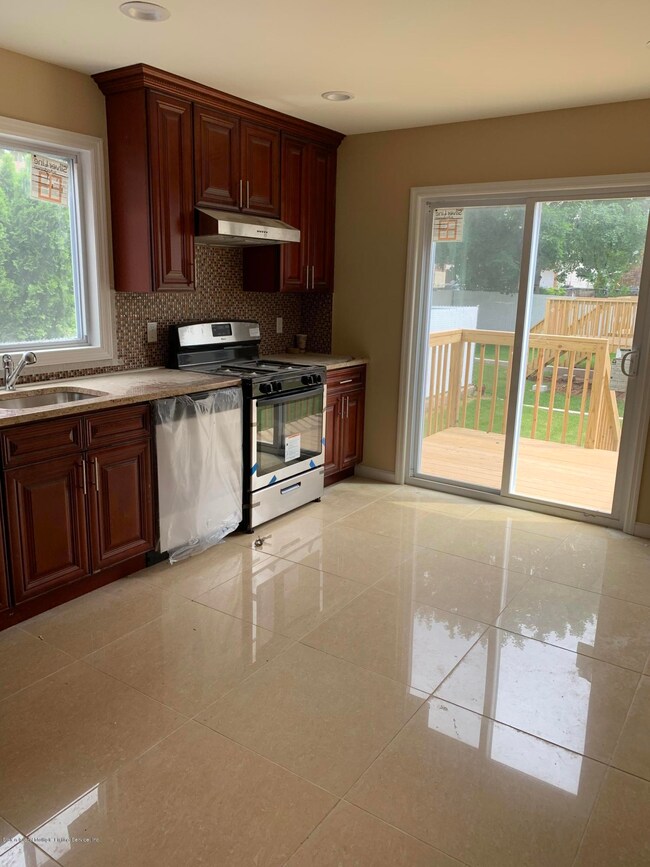 209 Cedar Ave, Staten Island, NY 10305 - photo 6