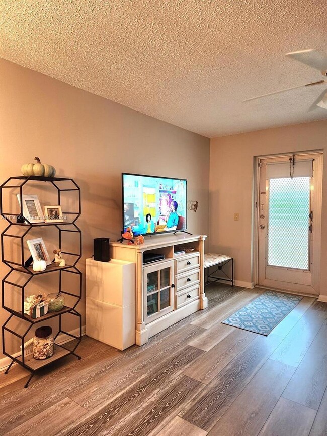 367 Windsor P, West Palm Beach, FL 33417 - photo 3