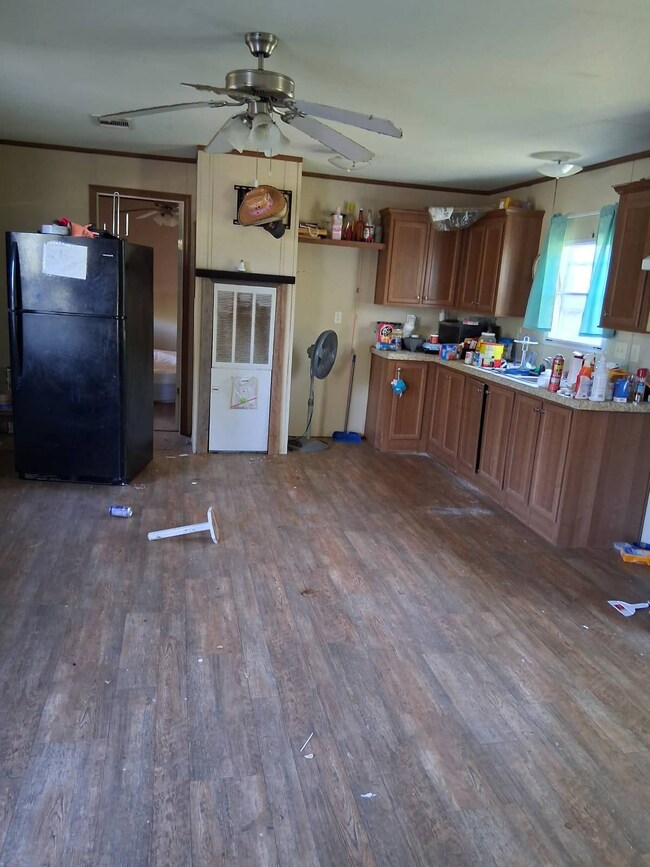 1117 E Moore St, Beeville, TX 78102 - photo 4