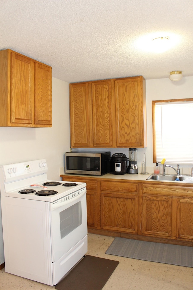 418 E 11th St, Hays, KS 67601 - photo 5