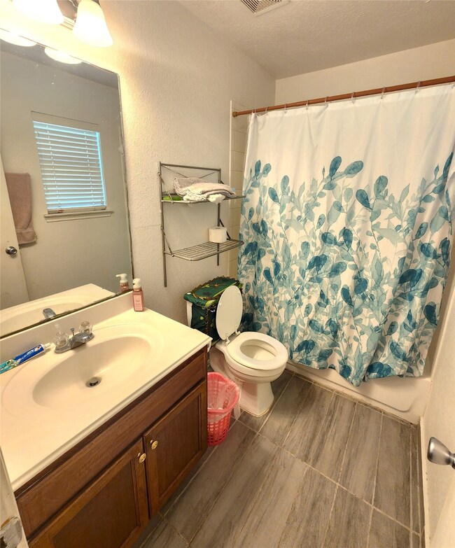 Nice tile and cabinets color in primary bad!