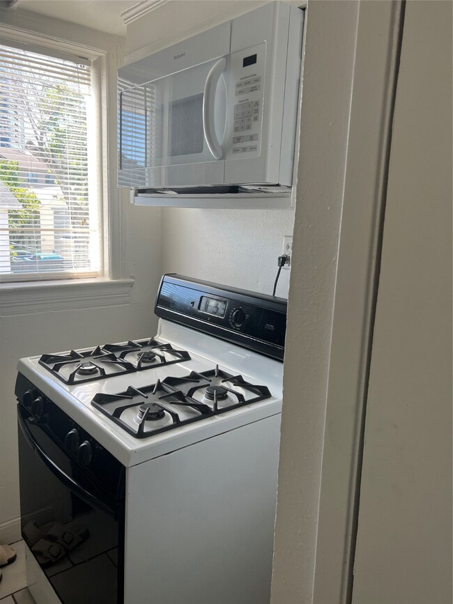 1914 Binz St unit 7, Houston, TX 77004 - photo 6