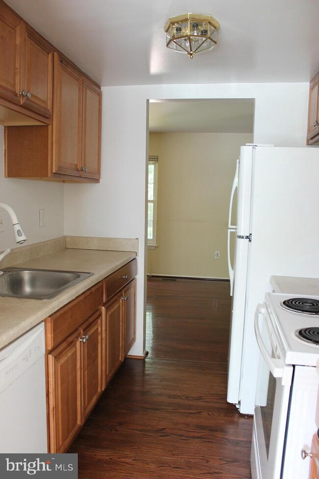 8926 Shamrock Ct, Springfield, VA 22152 - photo 4