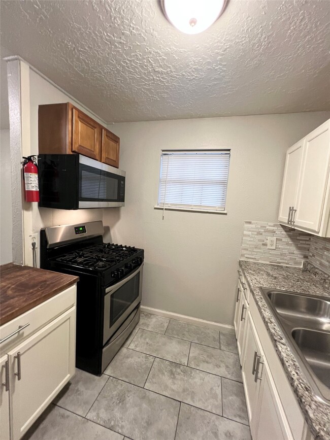 3318 N Macgregor Way unit 3, Houston, TX 77004 - photo 6