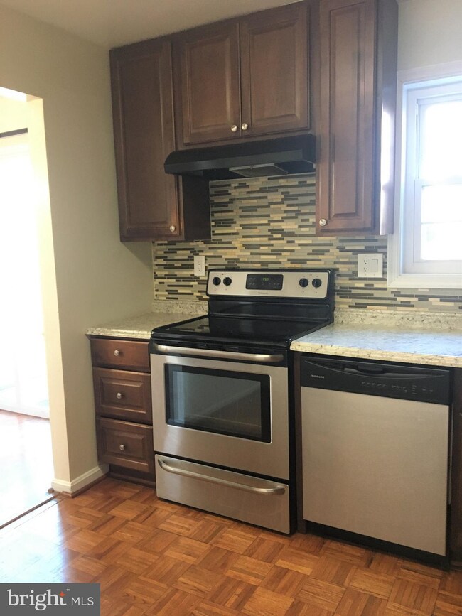 6009 Sweet Dale Ct, Springfield, VA 22152 - photo 4