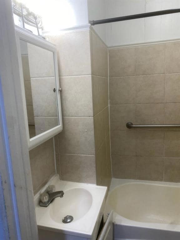 Full bath with vanity and shower / bathtub combination