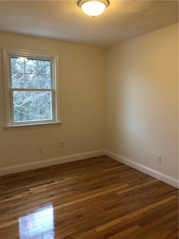 33 Glenwood Cir, Wakefield, RI 02879 - photo 6