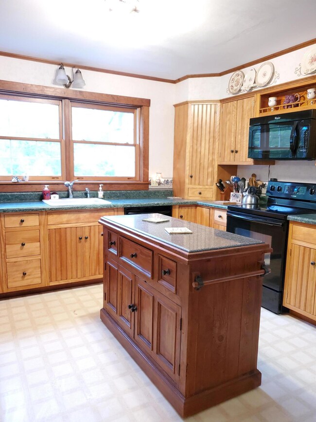 kitchen,island not included