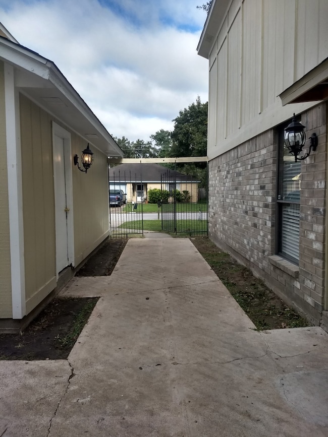 2103 Spruce Dr, Rosenberg, TX 77471 - photo 5