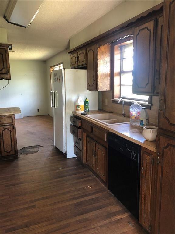 Photo from a previous listing.