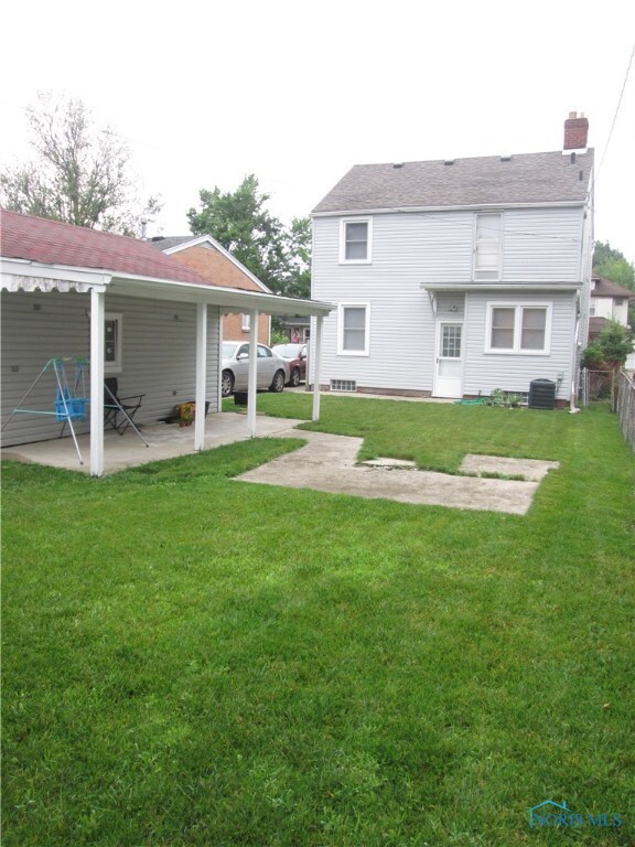 Nice backyard w/ covered patio area.