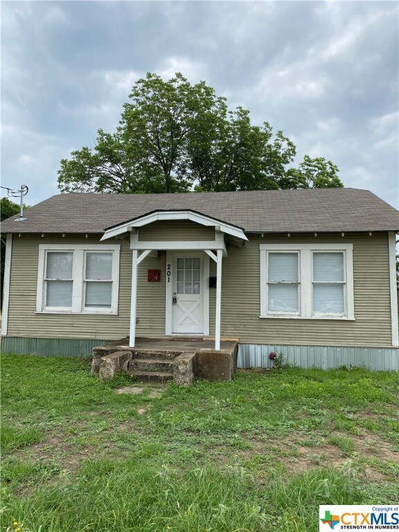 201 E Kingsbury St, Seguin, TX 78155 - photo 2