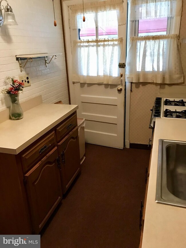 947 Arncliffe Rd, Essex, MD 21221 - photo 7