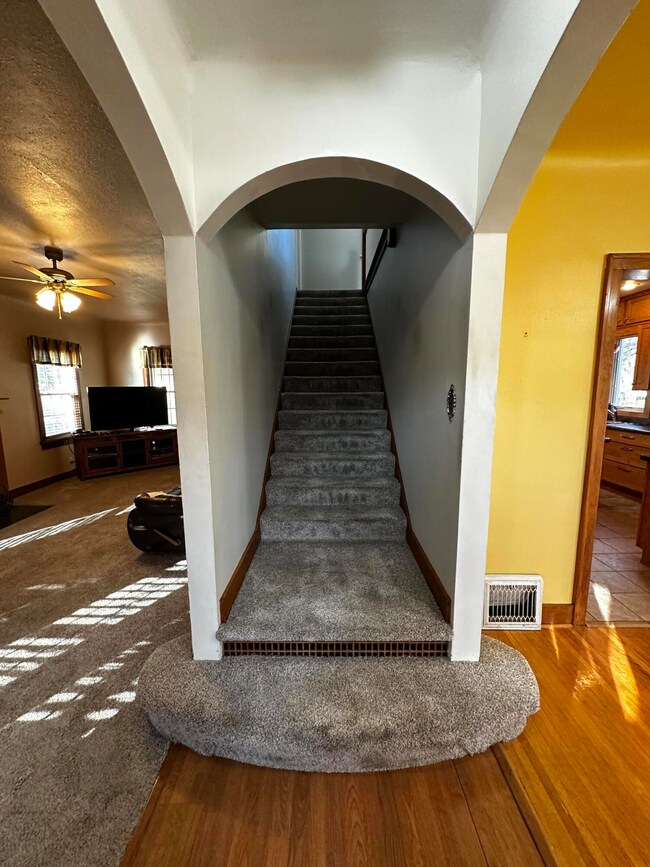 624 E 4th Ave, Mitchell, SD 57301 - photo 4