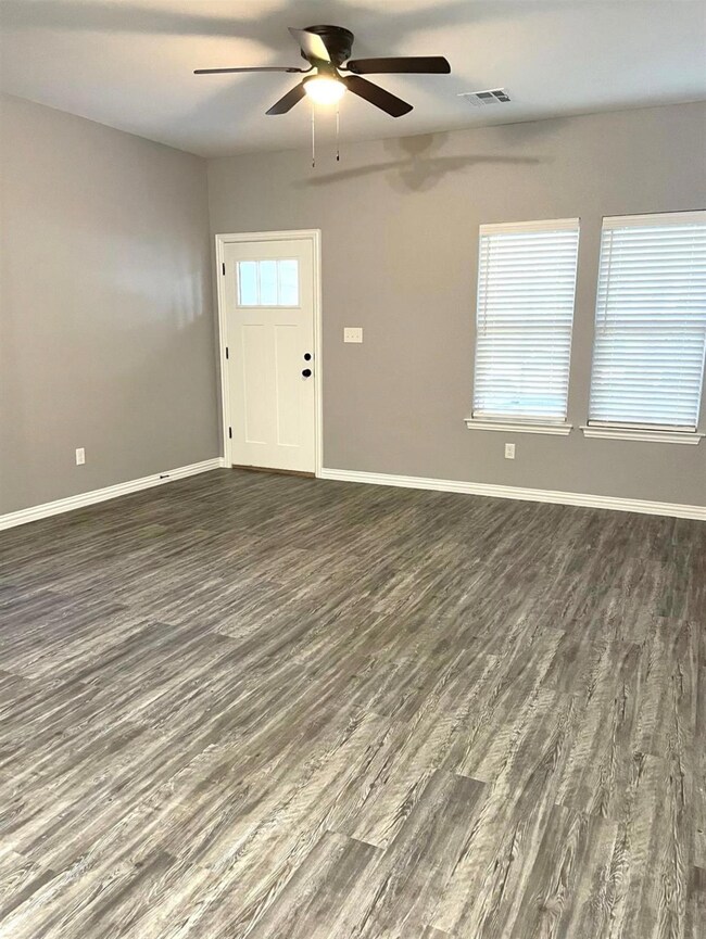 514 W Hull St, Denison, TX 75020 - photo 3