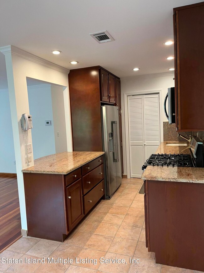581 Correll Ave unit Upper, Staten Island, NY 10309 - photo 3