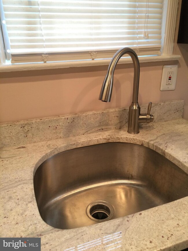 3909 Colborne Rd, Baltimore, MD 21229 - photo 6