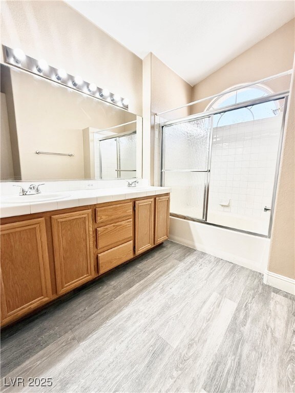 Bathroom with combined bath / shower with glass do