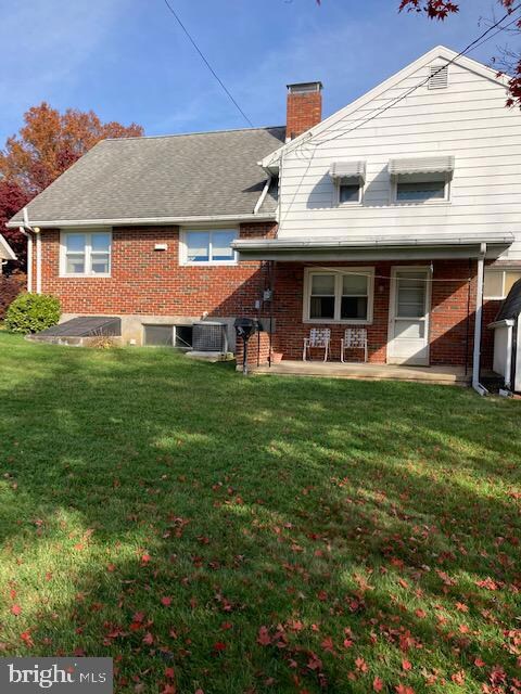 1502 Durwood Dr, Reading, PA 19609 - photo 5