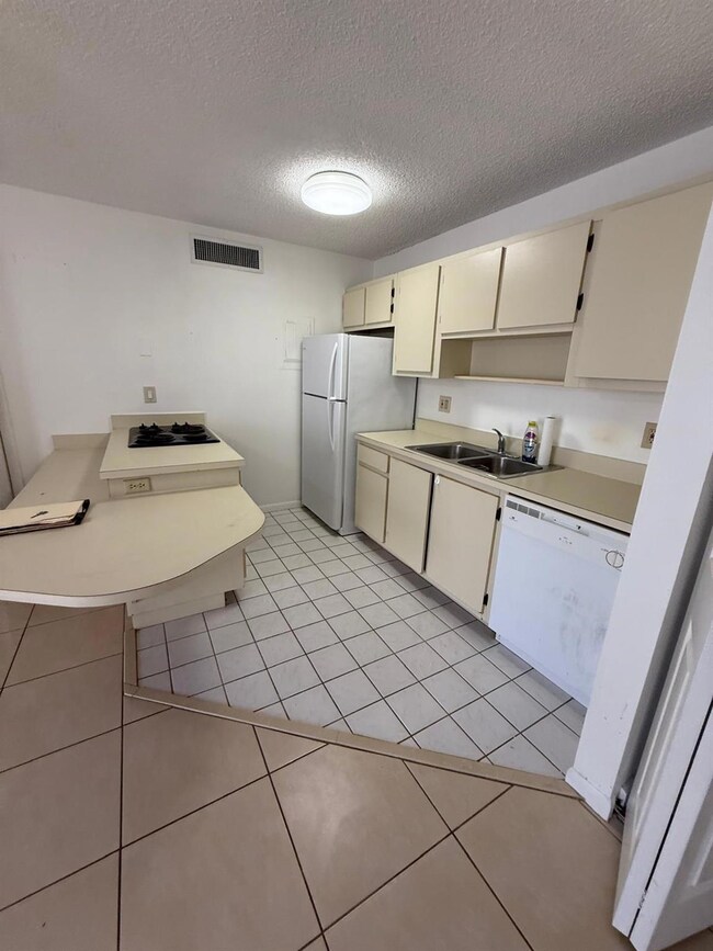 645 Executive Center Dr unit R-104, West Palm Beach, FL 33401 - photo 5
