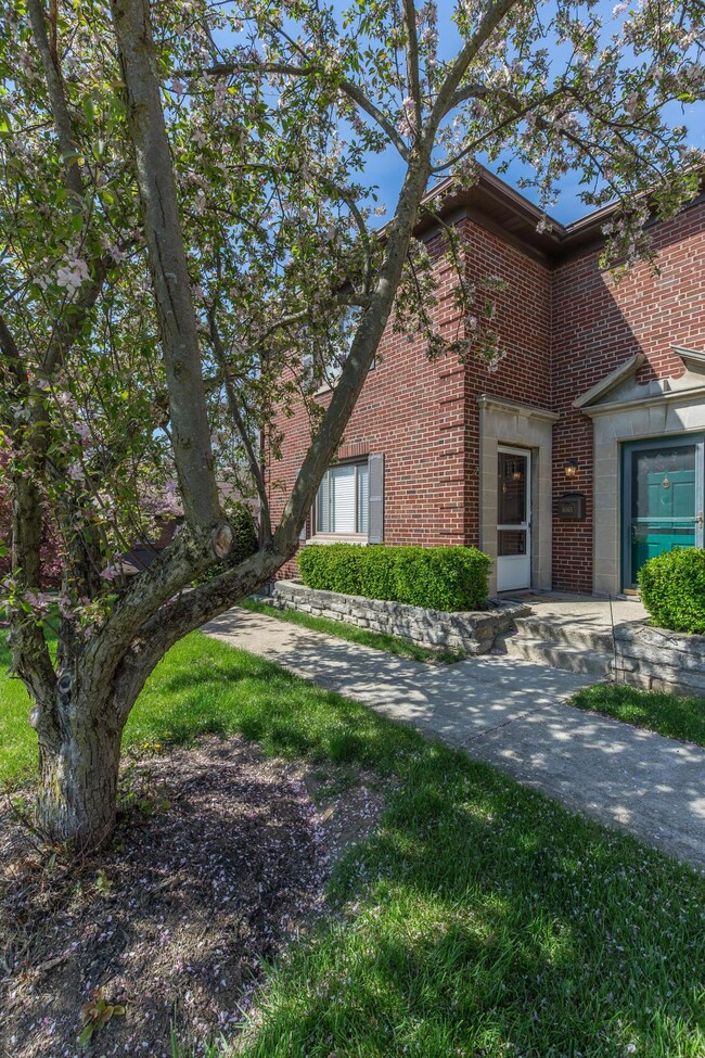 4065 Indianola-40