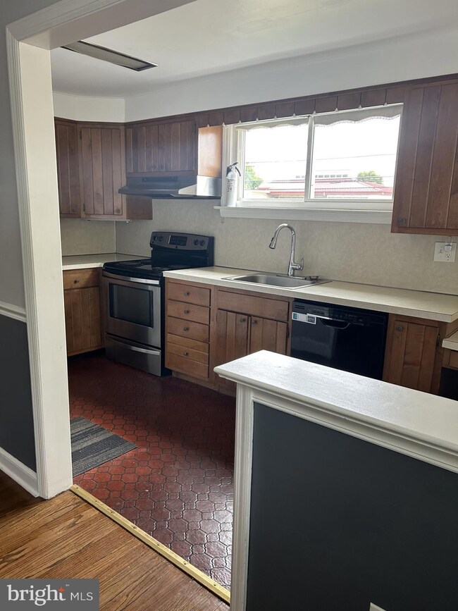 1 Stratford Rd, Glenolden, PA 19036 - photo 4